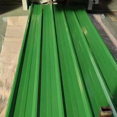 La couleur enduite d'une première couche de peinture a enduit les feuilles ondulées de toiture en métal pour le bâtiment